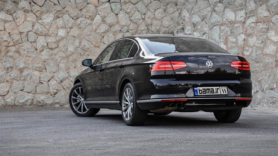 نمای عقب فولکس واگن پاسات با طرحی ساده